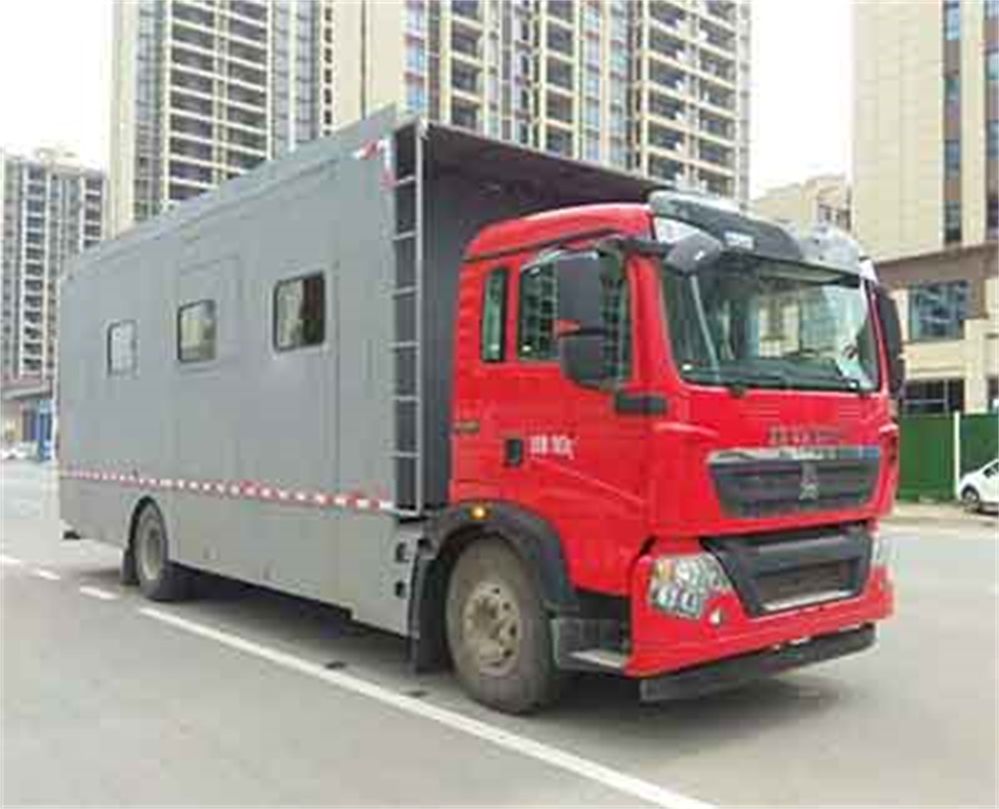 重汽豪沃24人宿營(yíng)車(chē)