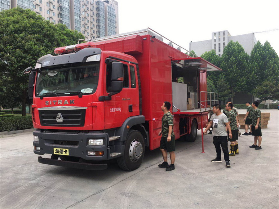 重汽汕德卡300人餐車(chē)